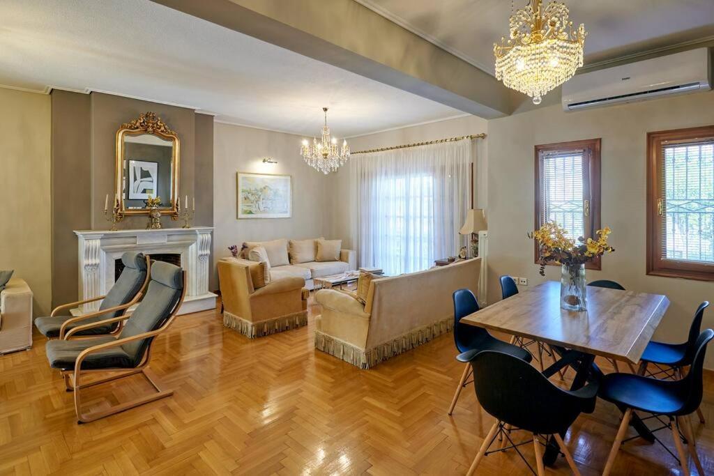 R House * Tríkala